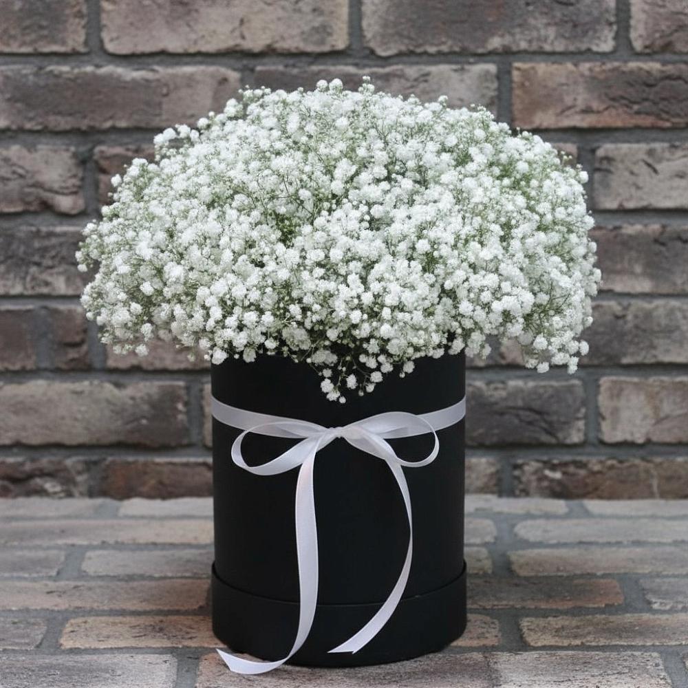 Цветочная композиция из Гипсофила в шляпной коробке в Протвино