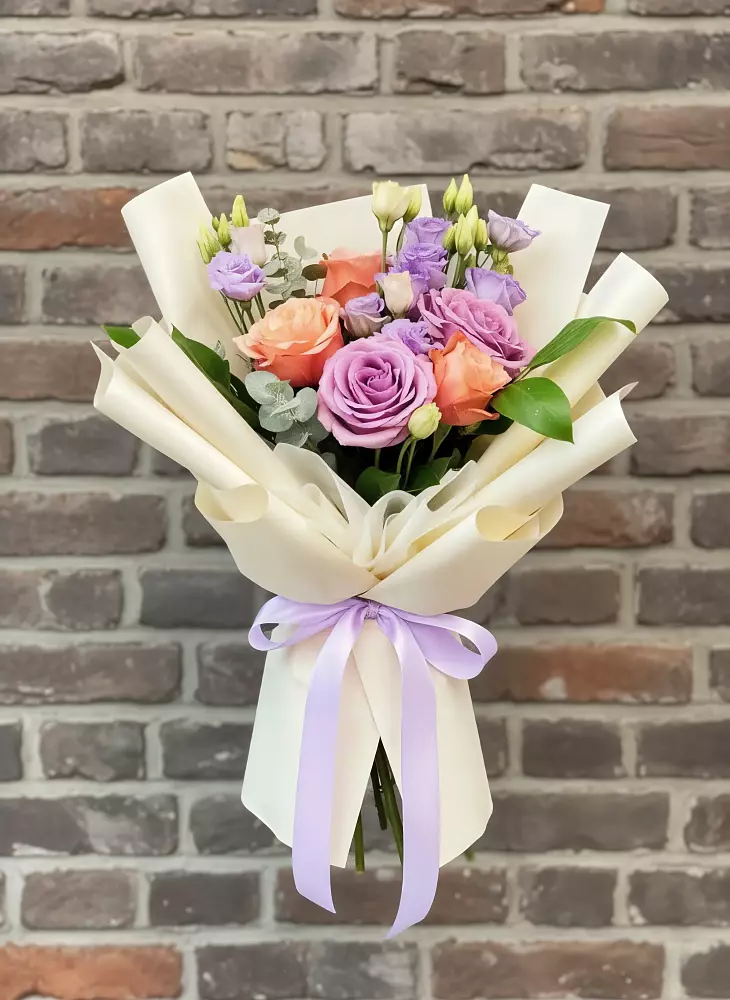 Букет цветов из: Лизиантусы и Розы в Протвино