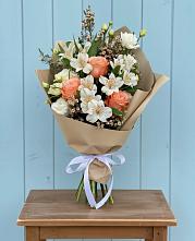 Букет цветов из:  Альстромерии, Лизиантусы, Розы и Хризантемы в Протвино