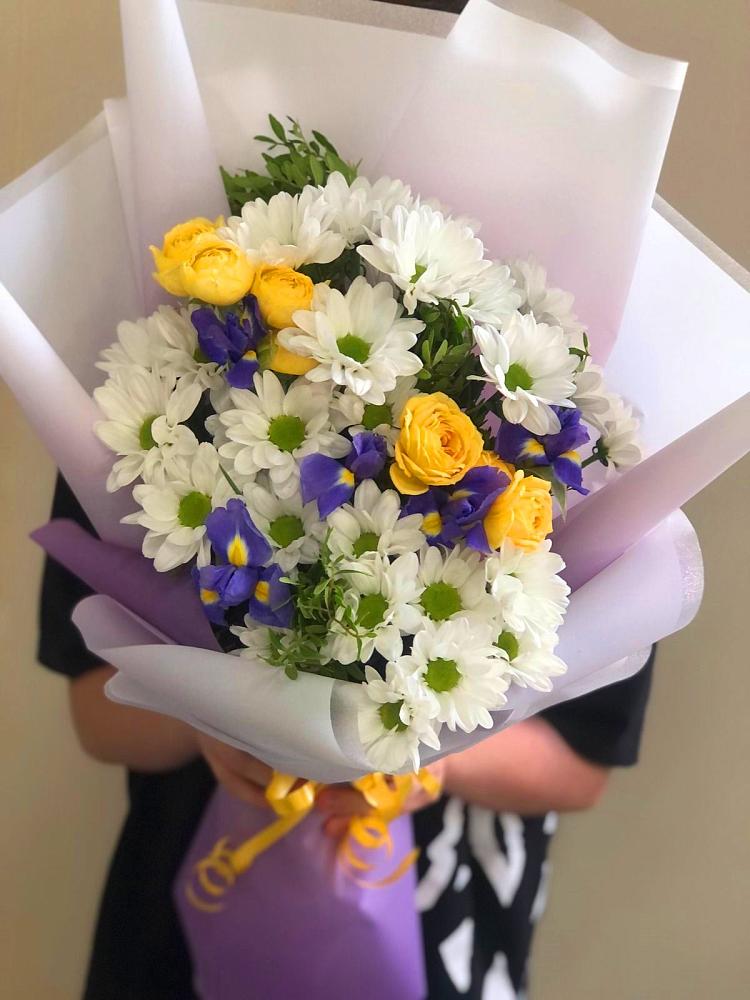 Букет цветов из: Ирисы, Хризантемы и Розы в Протвино