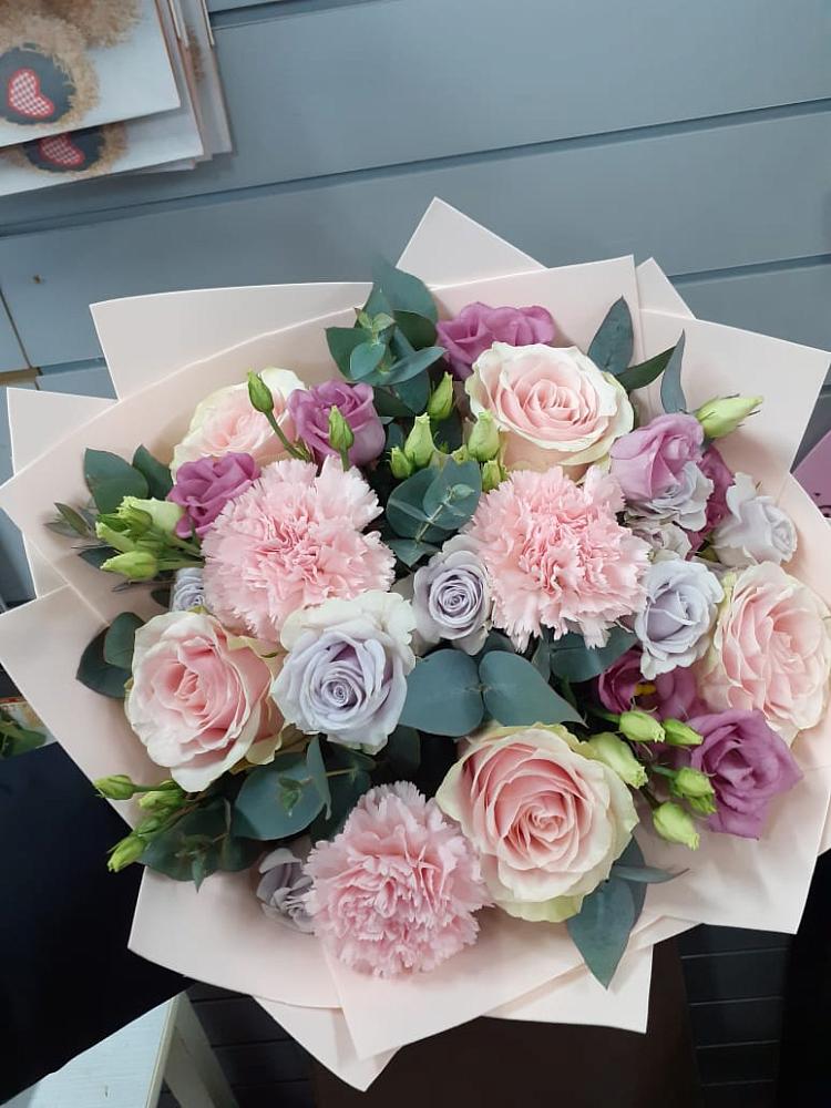 Букет цветов из: Розы, Гвоздики и Лизиантусы в Протвино